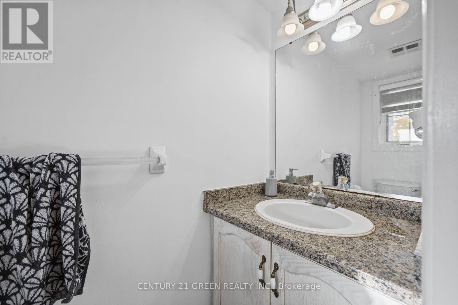 215 Kingknoll Drive, Brampton, Ontario  L6Y 4X4 - Photo 7 - W14113330