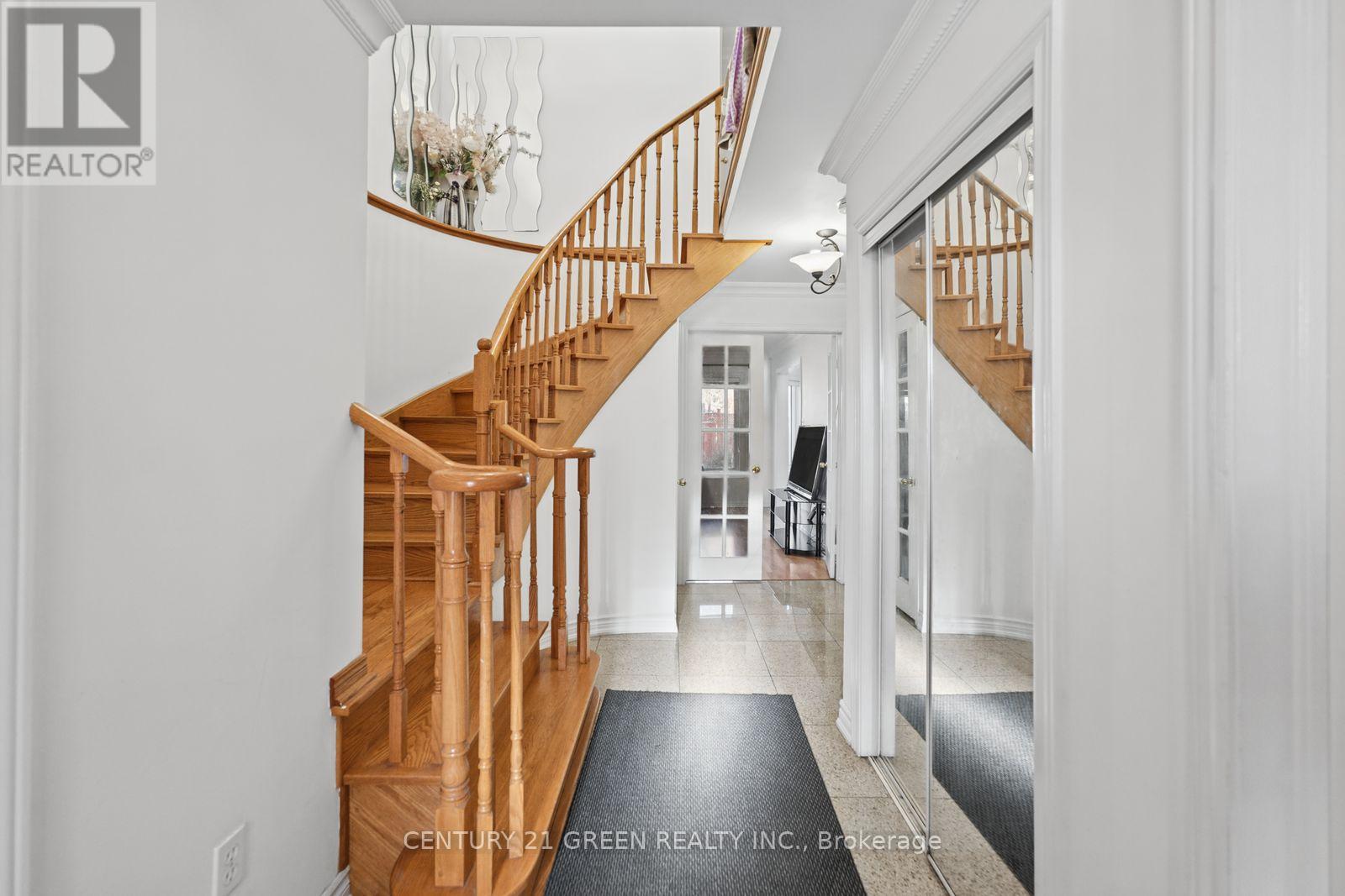 215 Kingknoll Drive, Brampton, Ontario  L6Y 4X4 - Photo 8 - W14113330