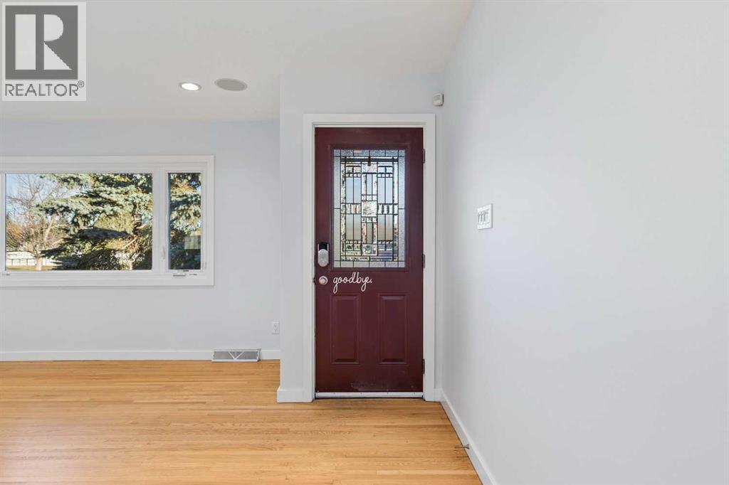 31 Hoover Place SW, Calgary, Alberta  T2V 3G5 - Photo 7 - A2353409