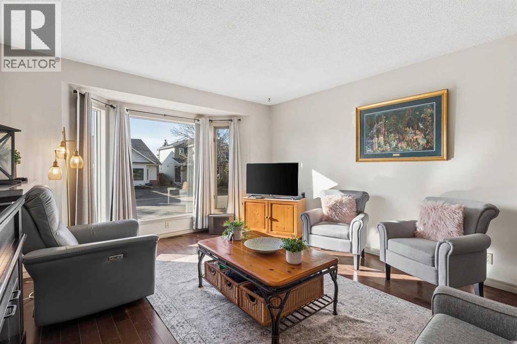 17 Shawglen Court SW, Calgary, Alberta  T2Y 2R1 - Photo 4 - A2354304