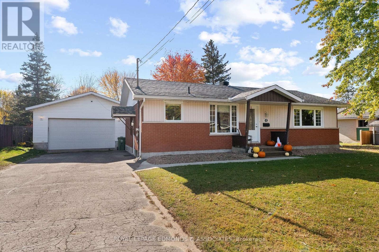 10 Sunset Crescent, Petawawa, Ontario  K8H 2L7 - Photo 1 - X14114058