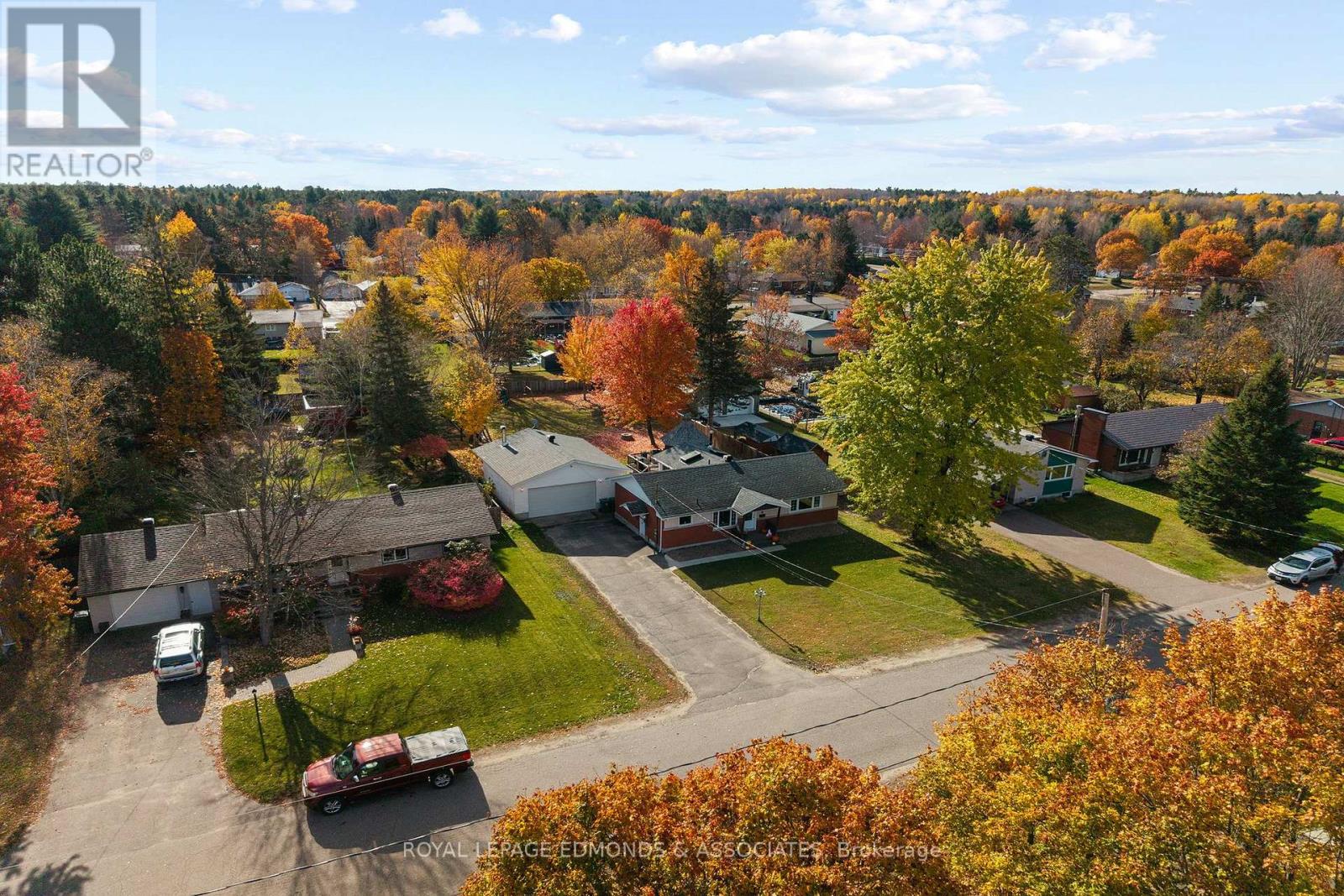 10 Sunset Crescent, Petawawa, Ontario  K8H 2L7 - Photo 2 - X14114058