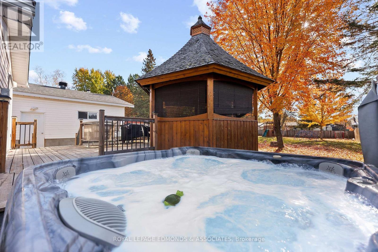 10 Sunset Crescent, Petawawa, Ontario  K8H 2L7 - Photo 3 - X14114058