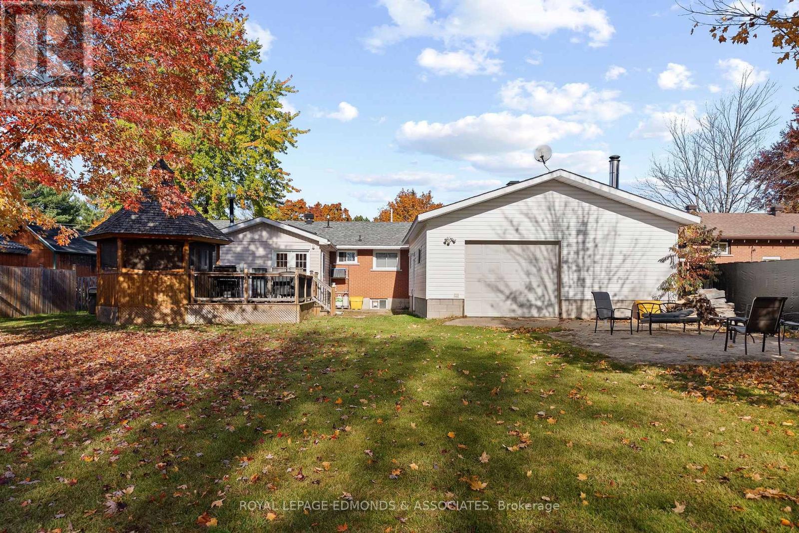 10 Sunset Crescent, Petawawa, Ontario  K8H 2L7 - Photo 4 - X14114058