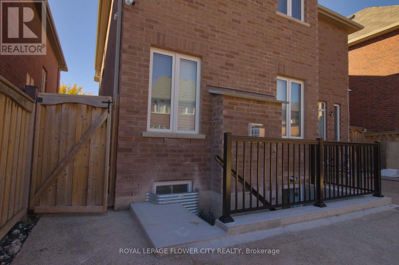 23 Perdita Road, Brampton, Ontario  L6Y 6B3 - Photo 6 - W13884574