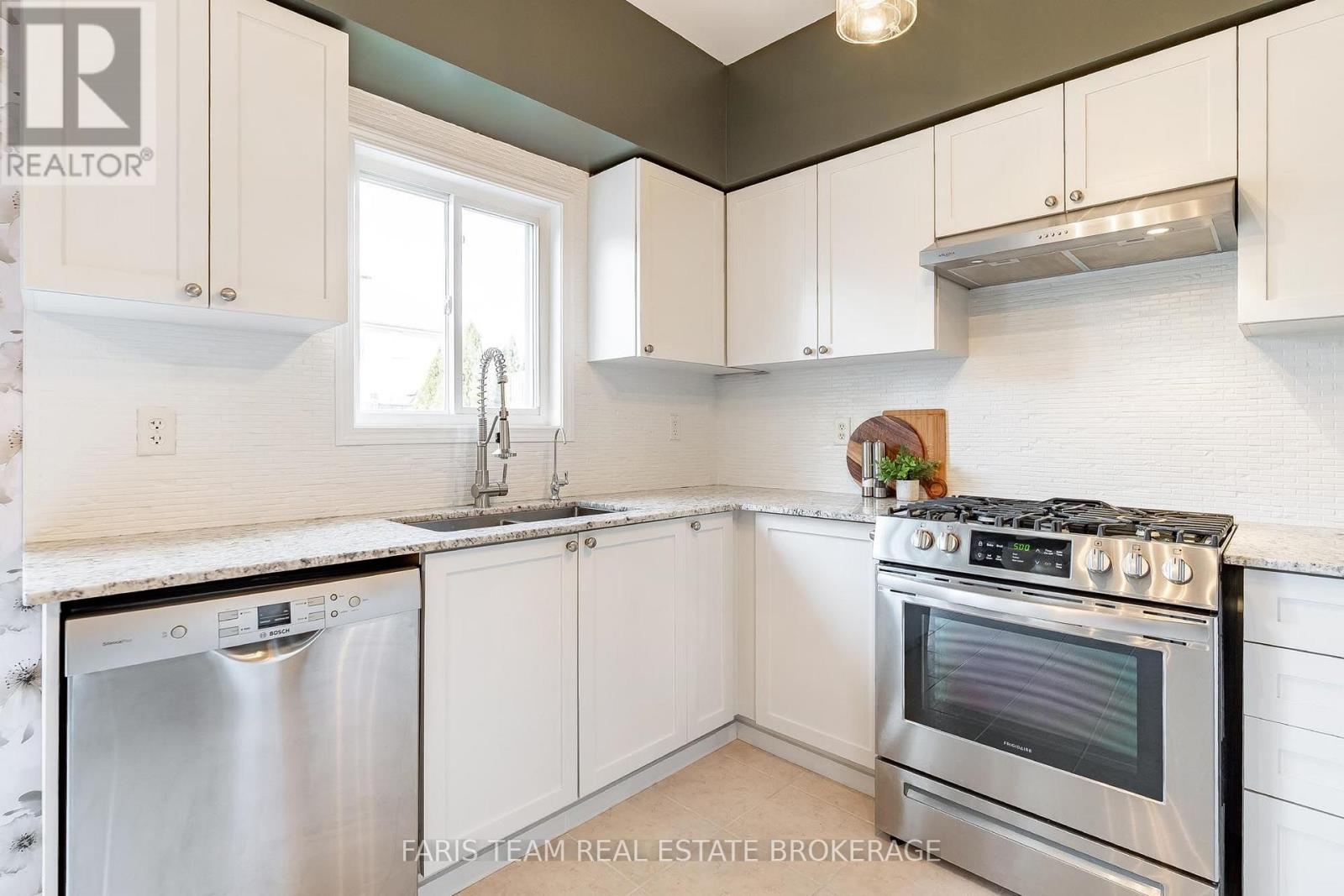 36 Connaught Lane, Barrie (Innis-Shore), Ontario  L4M 0A6 - Photo 5 - S14114174