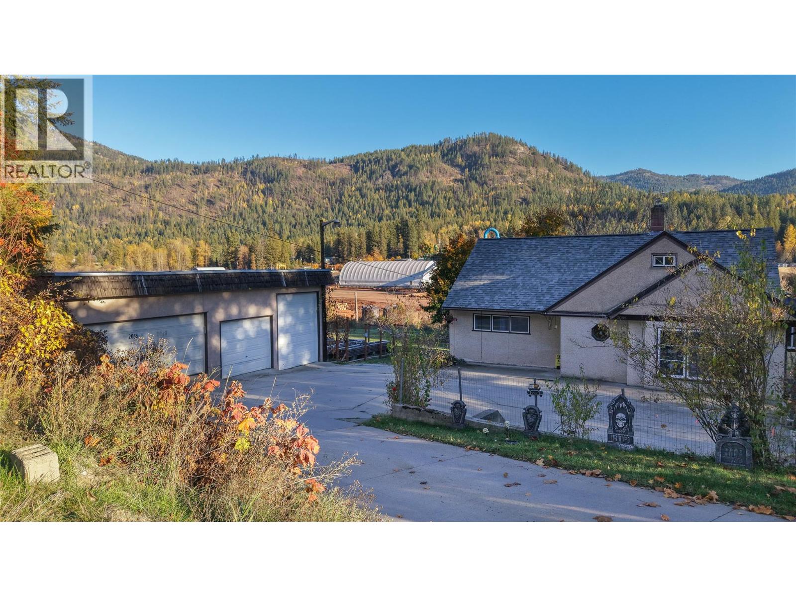 2066 Caughlin Road, Fruitvale, British Columbia  V0G 1L1 - Photo 9 - 10403899