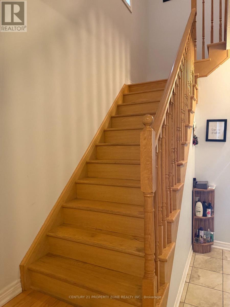 8 Lanark Circle, Brampton, Ontario  L6X 5L3 - Photo 6 - W14103624