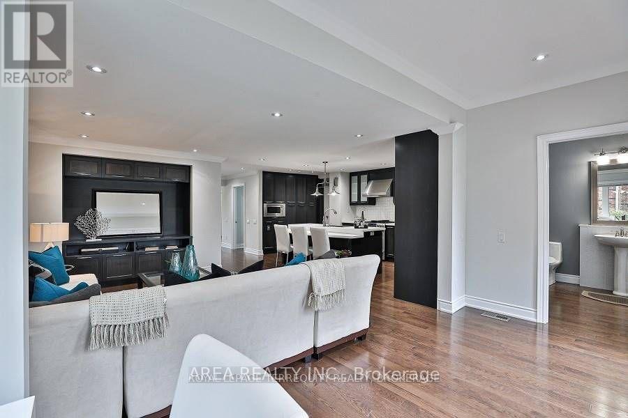 89 Ashbourne Drive, Toronto, Ontario  M9B 4H6 - Photo 8 - W14114314