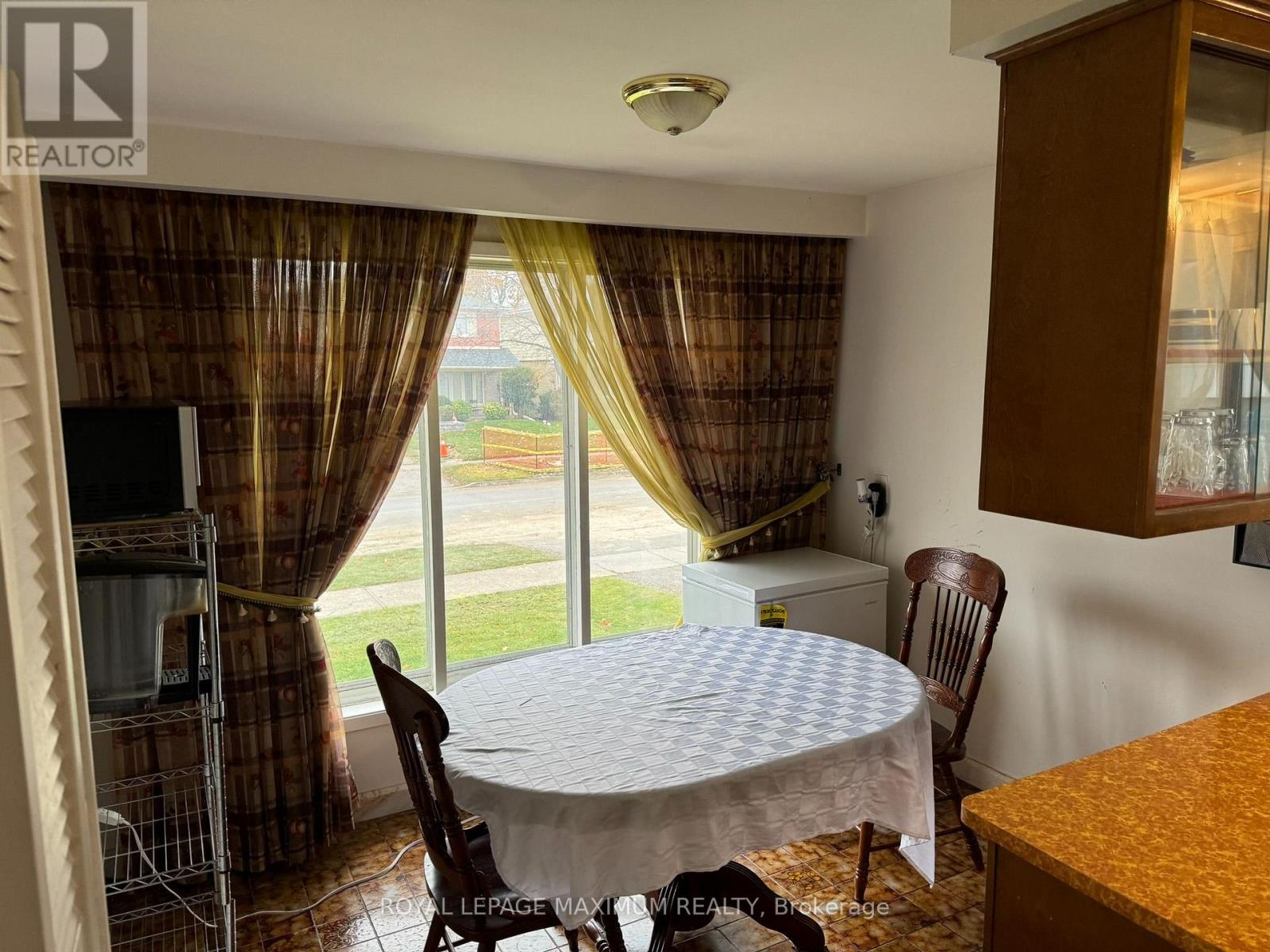 3407 Cedar Creek Drive, Mississauga, Ontario  L4Y 2Y2 - Photo 5 - W14114322