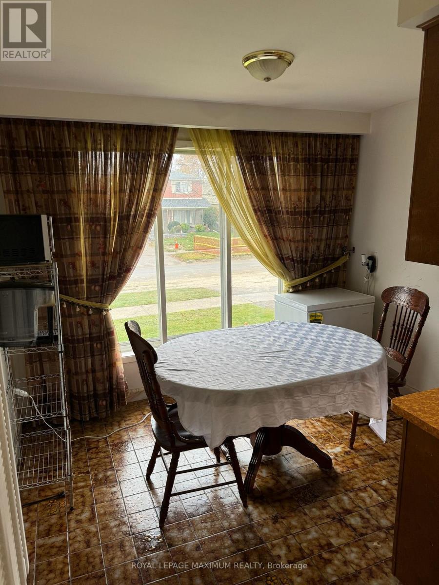 3407 Cedar Creek Drive, Mississauga, Ontario  L4Y 2Y2 - Photo 6 - W14114322