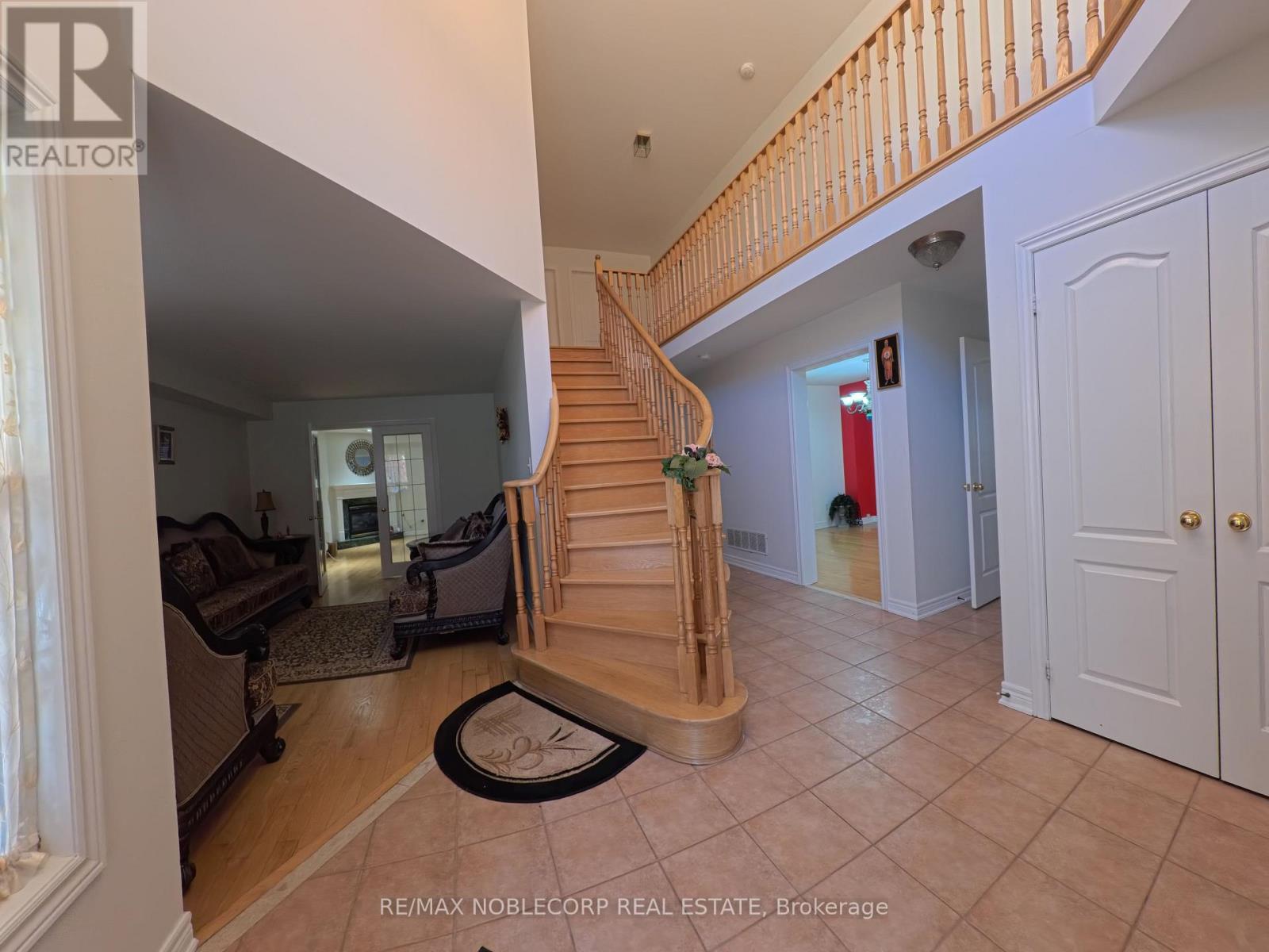 71 Barleyfield Road, Brampton, Ontario  L6R 2E5 - Photo 4 - W14114348