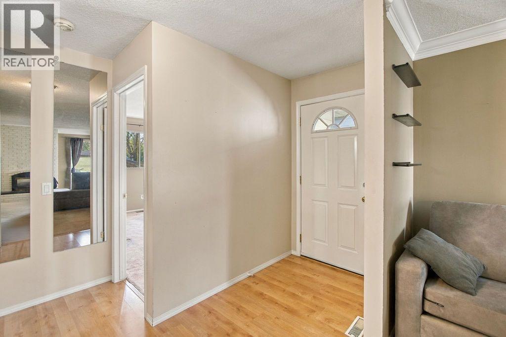 3037 Doverbrook Road Se, Calgary, Alberta  T2B 2L4 - Photo 5 - A2354495