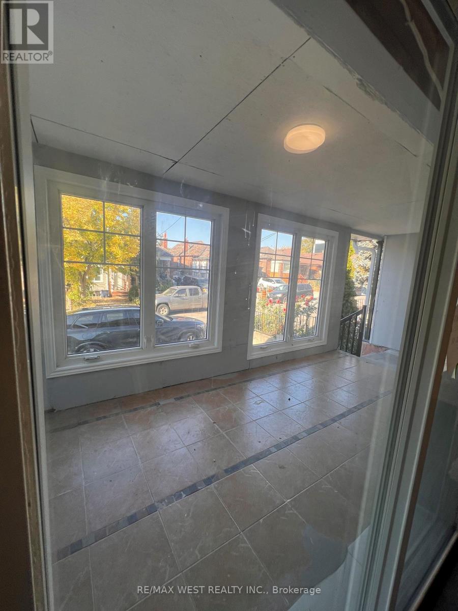 Main - 181 Cedric Avenue, Toronto, Ontario  M6C 3X7 - Photo 2 - C14114452