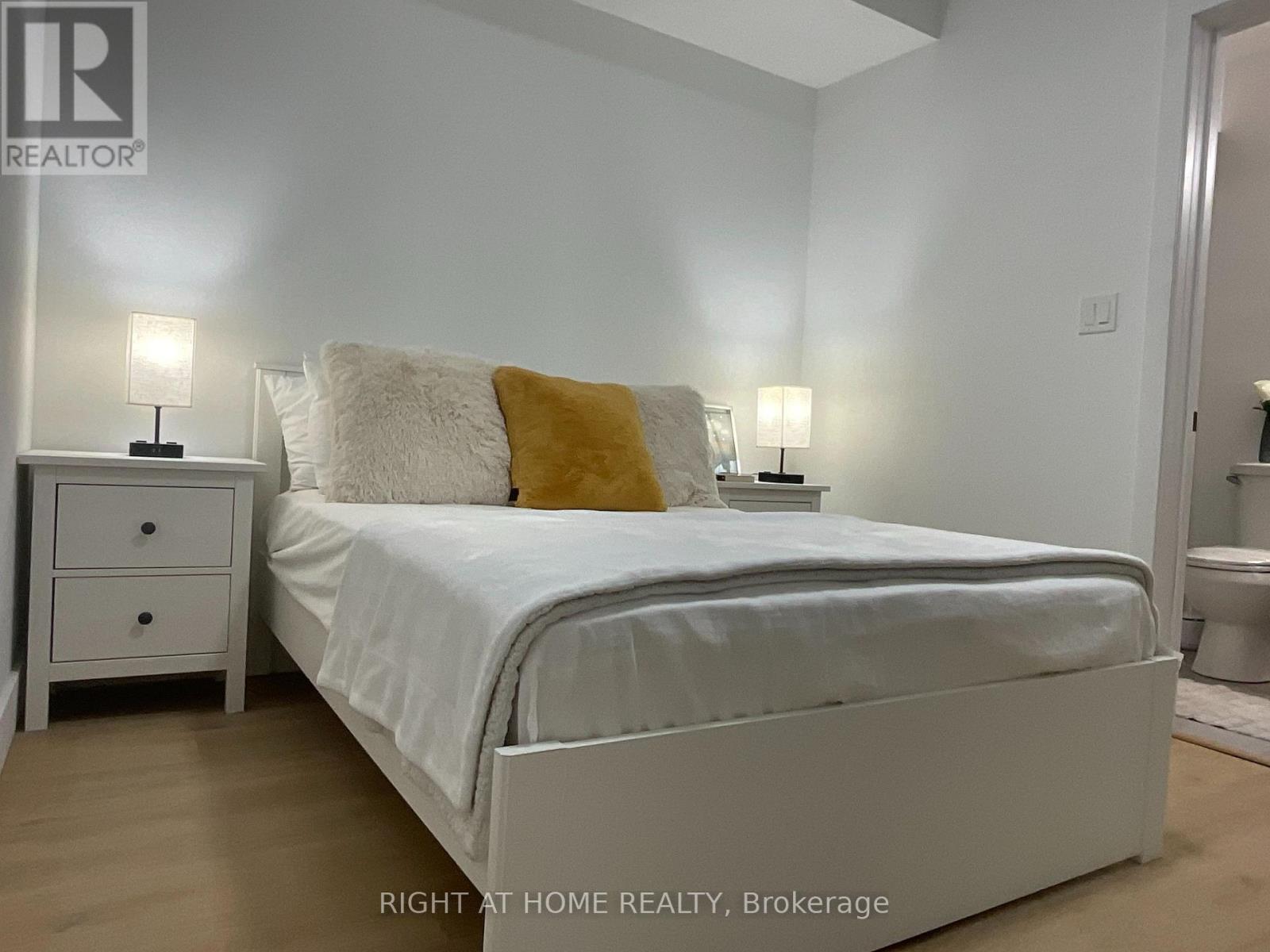 674 Manning Avenue, Toronto, Ontario  M6G 2W4 - Photo 3 - C14114462