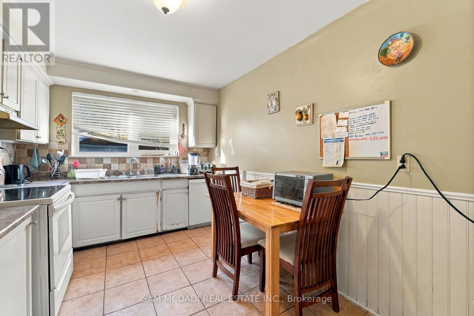 561 Tedwyn Drive, Mississauga, Ontario  L5A 1J8 - Photo 7 - W14114460