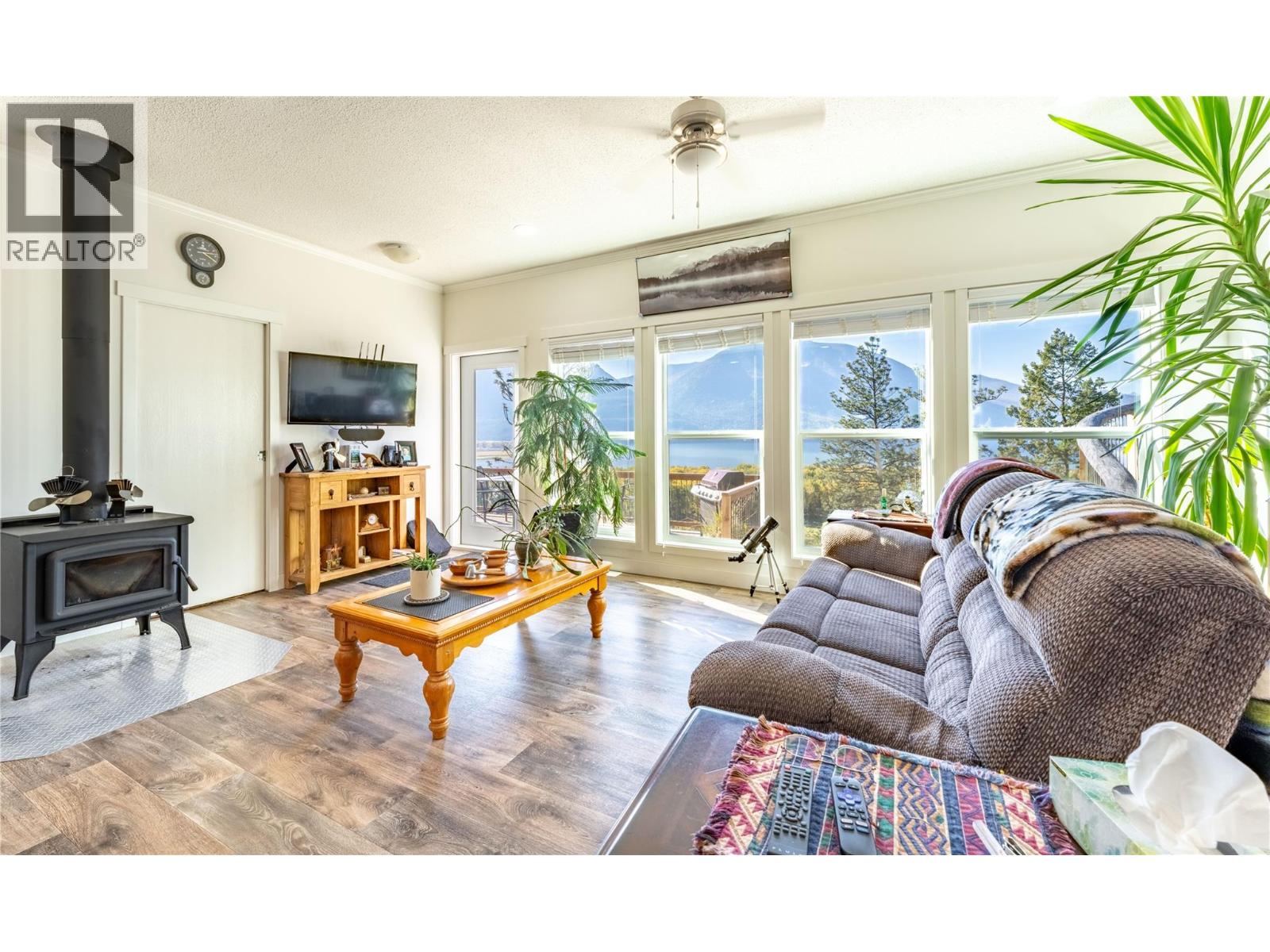 8732 3a Highway, Sirdar, British Columbia  V0B 2N1 - Photo 7 - 10404458