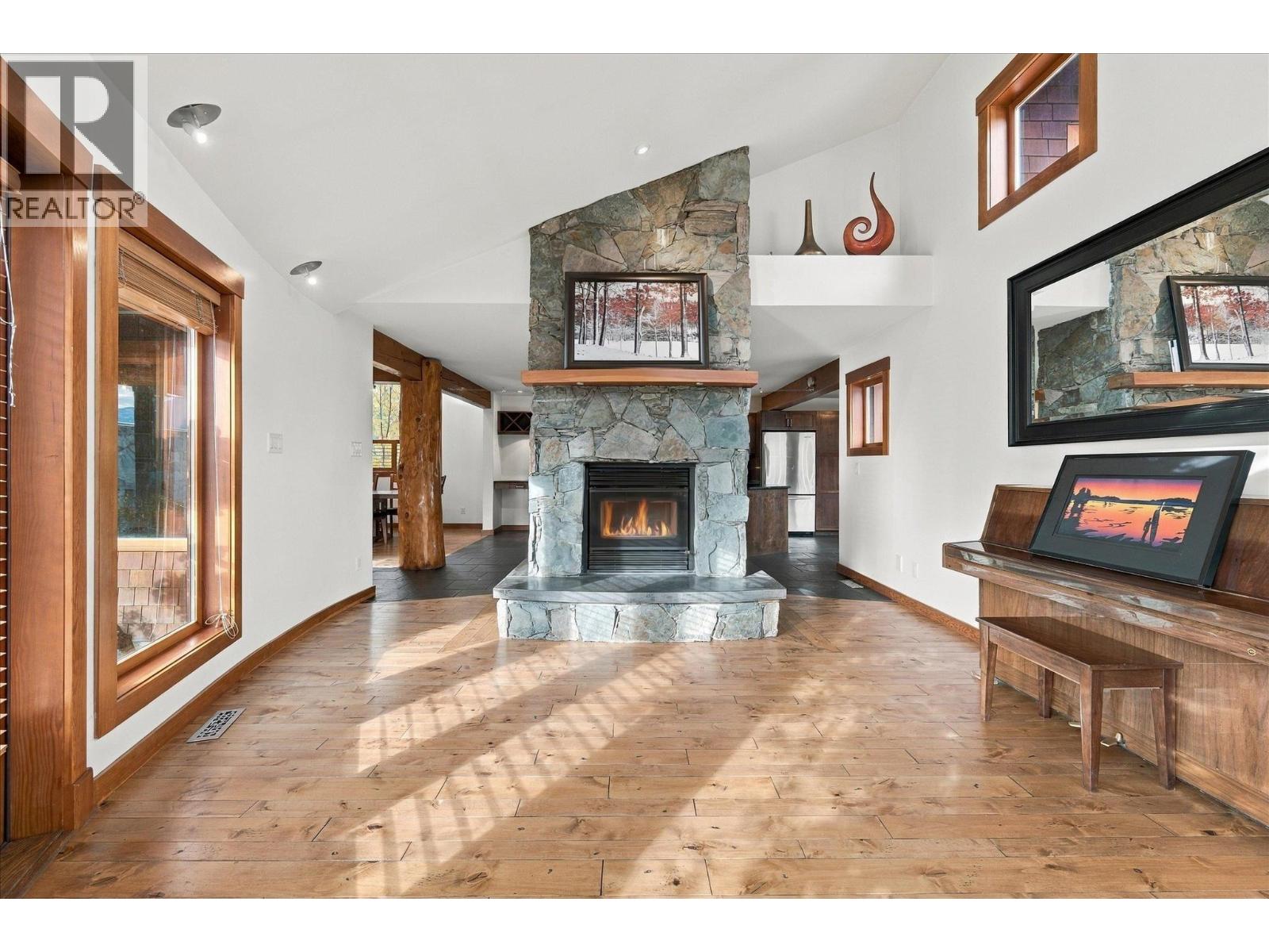 1777 Pinewood Drive, Pemberton, British Columbia  V0N 2L3 - Photo 3 - R3177988