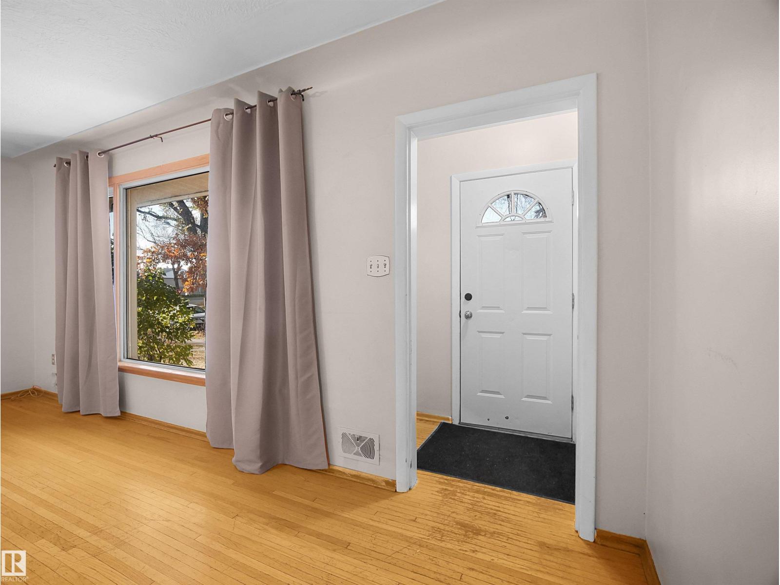 12407 96 St NW, Edmonton, Alberta  T5G 1W6 - Photo 2 - E4514207