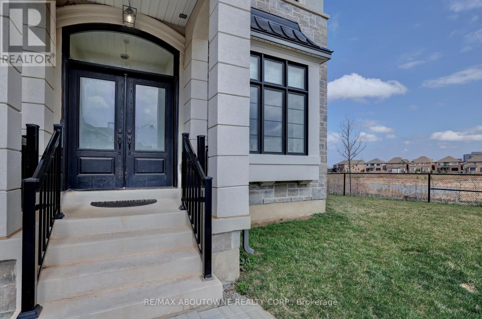 1416 Ford Strathy Crescent, Oakville, Ontario  L6H 6E3 - Photo 3 - W14114612