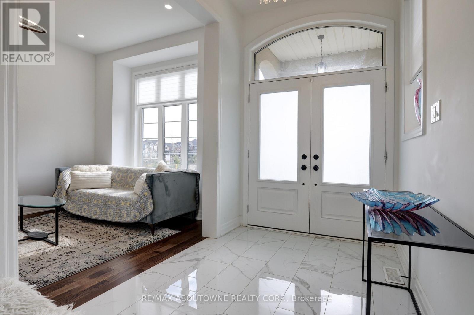 1416 Ford Strathy Crescent, Oakville, Ontario  L6H 6E3 - Photo 4 - W14114612