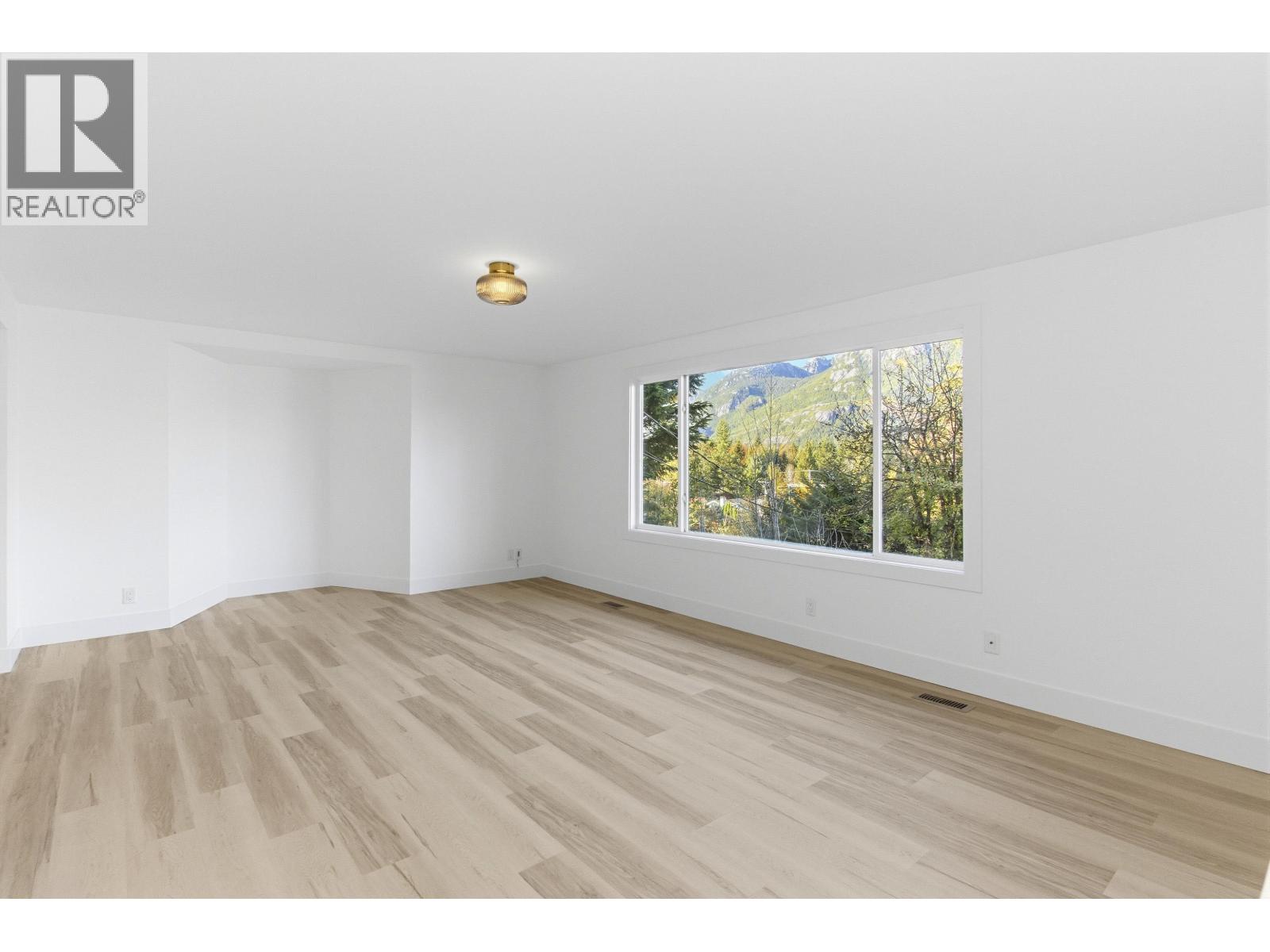 2258 Skyline Drive, Squamish, British Columbia  V8B 0L1 - Photo 8 - R3177907