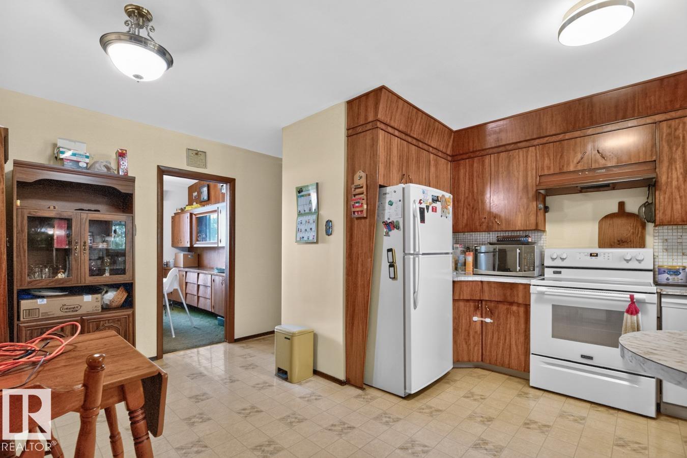 7016 86 AV NW