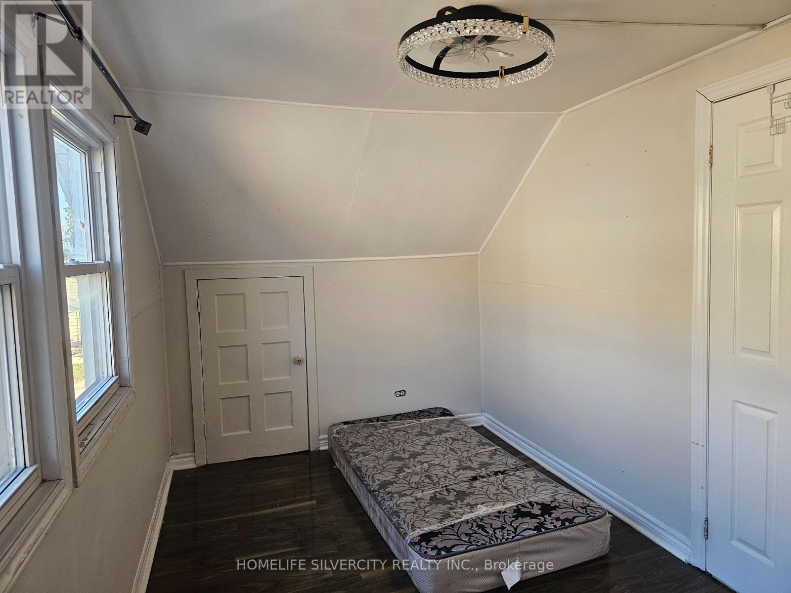 3143 Merritt Avenue, Mississauga, Ontario  L4T 1P4 - Photo 12 - W14103556