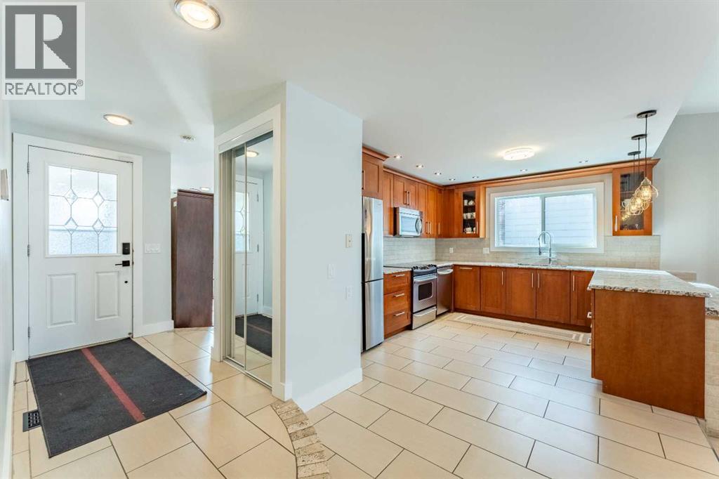 208 Woodpark Place Sw, Calgary, Alberta  T2M 2S5 - Photo 3 - A2349698