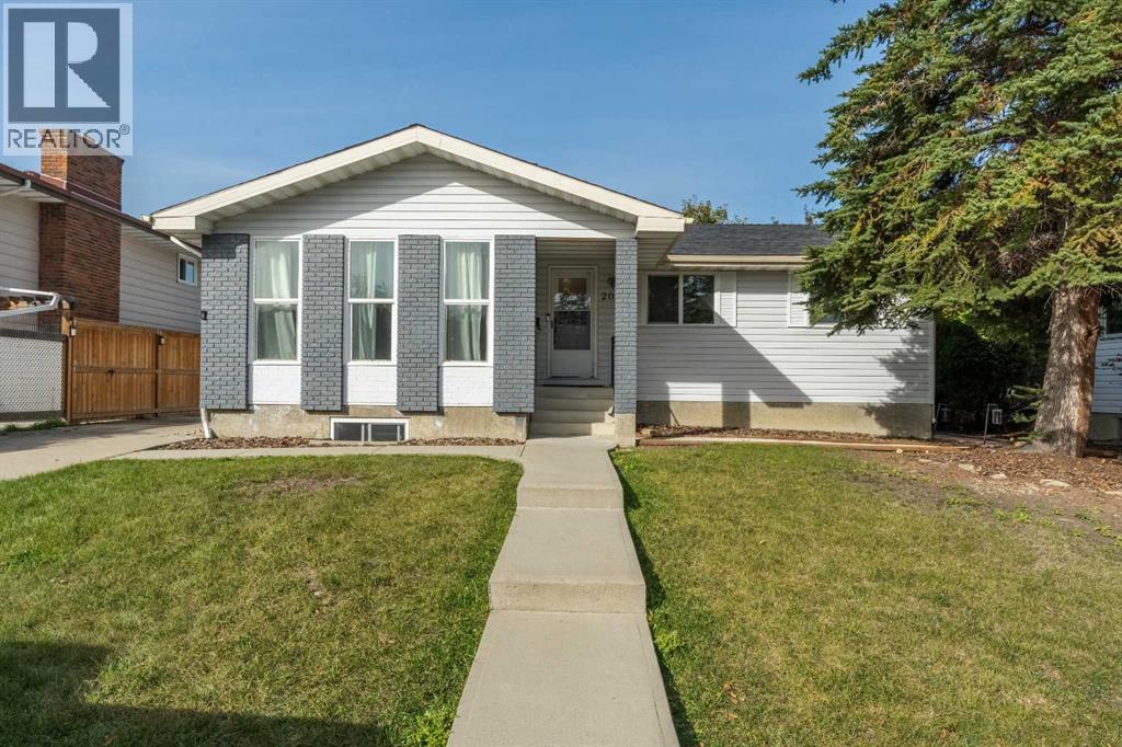 208 Woodpark Place Sw, Calgary, Alberta  T2M 2S5 - Photo 1 - A2349698