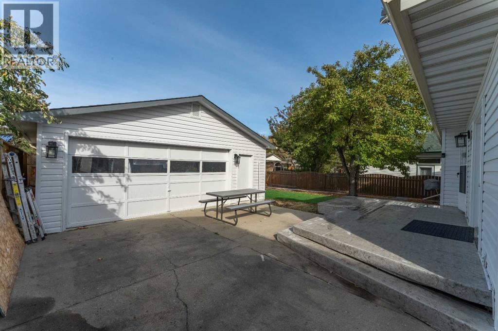 208 Woodpark Place Sw, Calgary, Alberta  T2M 2S5 - Photo 35 - A2349698