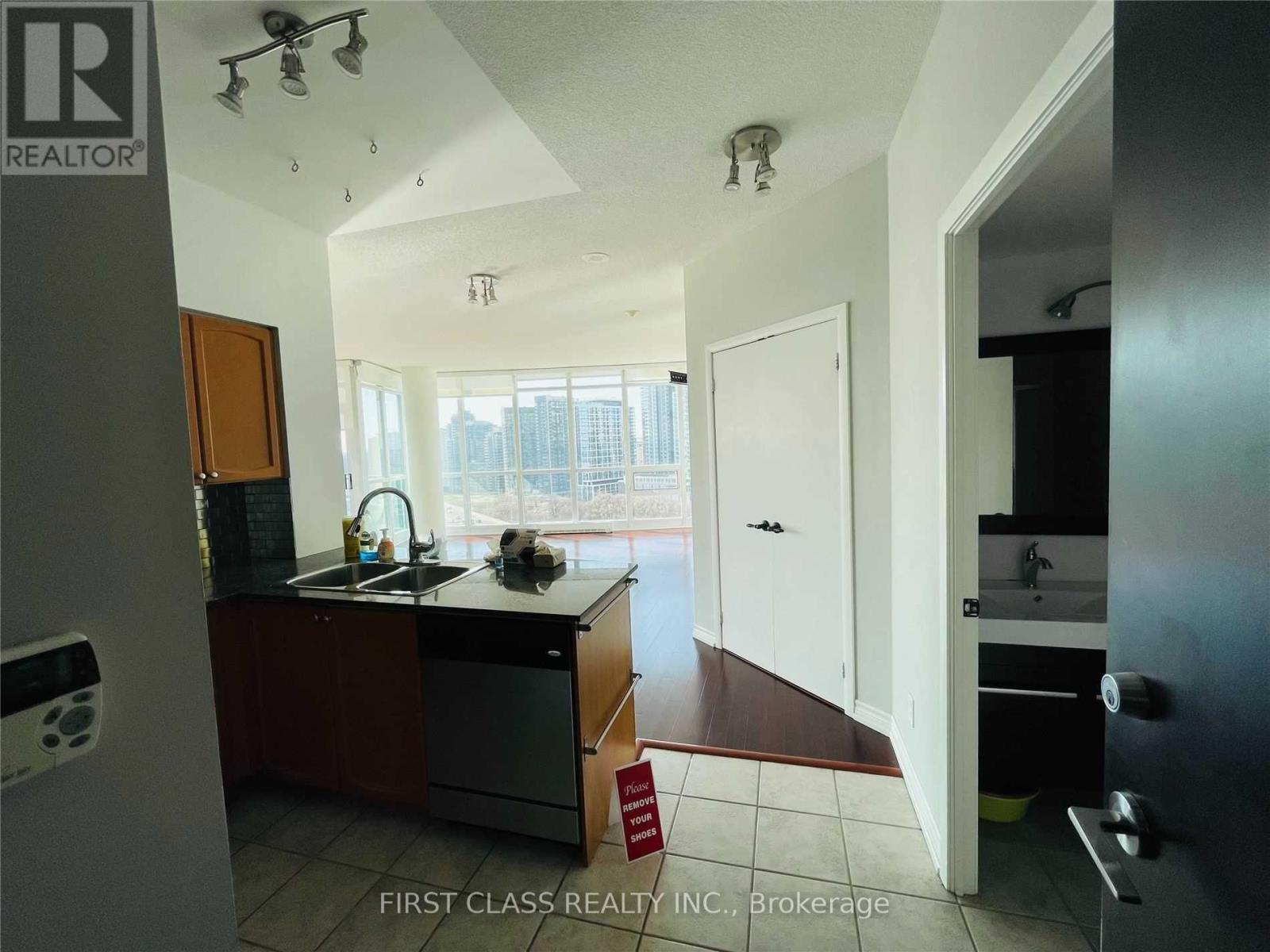 2004 - 231 Fort York Boulevard, Toronto, Ontario M5V 1B2 - Photo 2 - C14115204