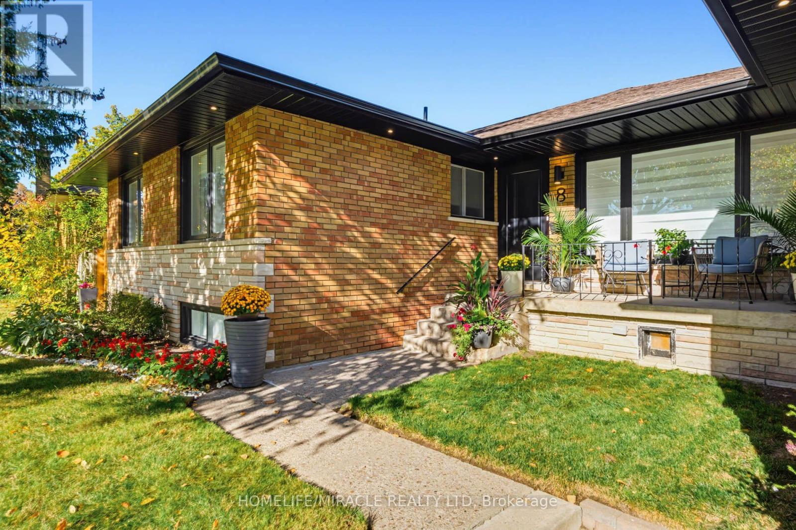 8 Laurelwood Crescent, Toronto, Ontario  M9P 1L5 - Photo 4 - W14115222