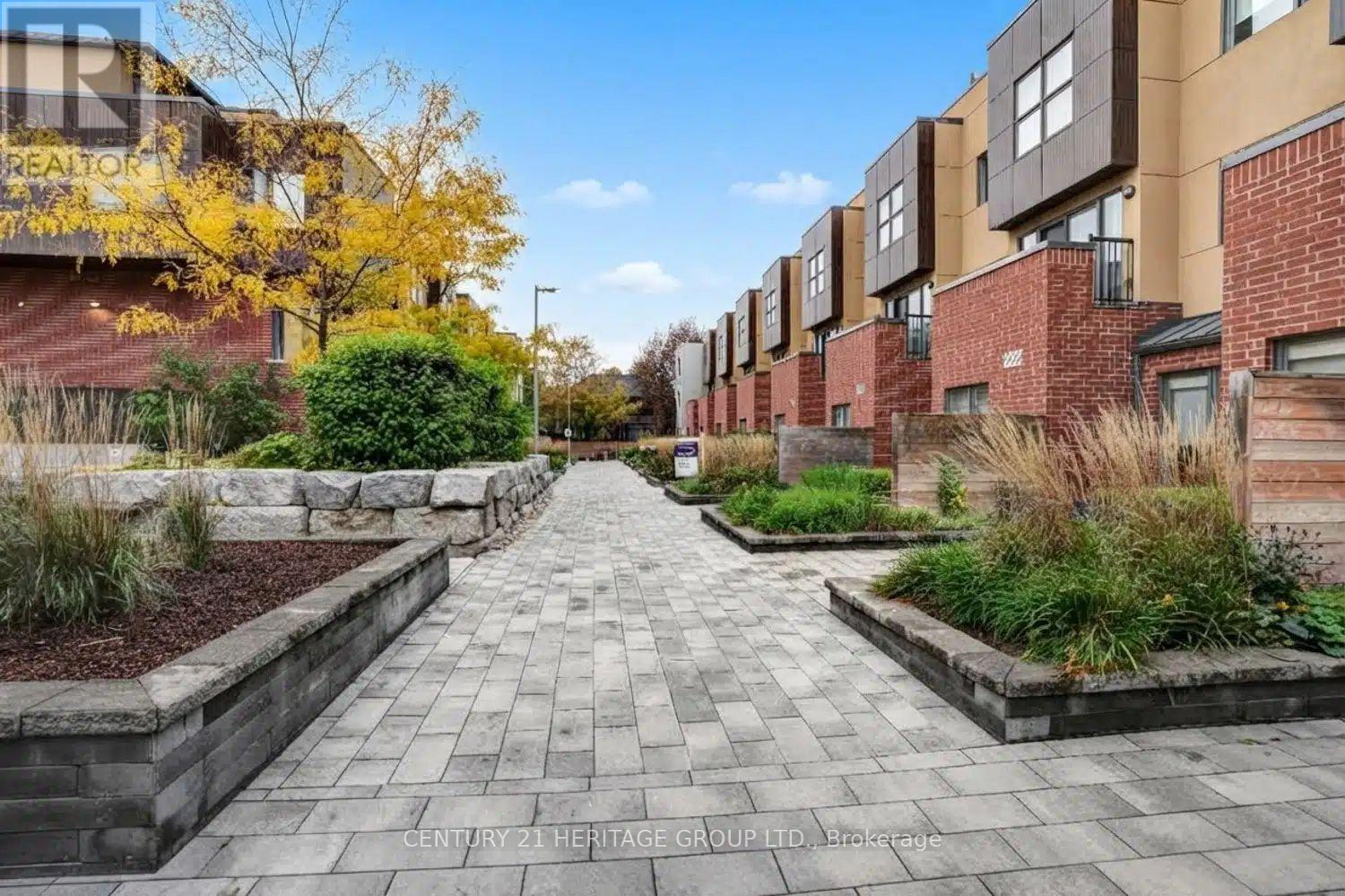 20 - 9 R CLINTWOOD GATE NE, Toronto, Ontario