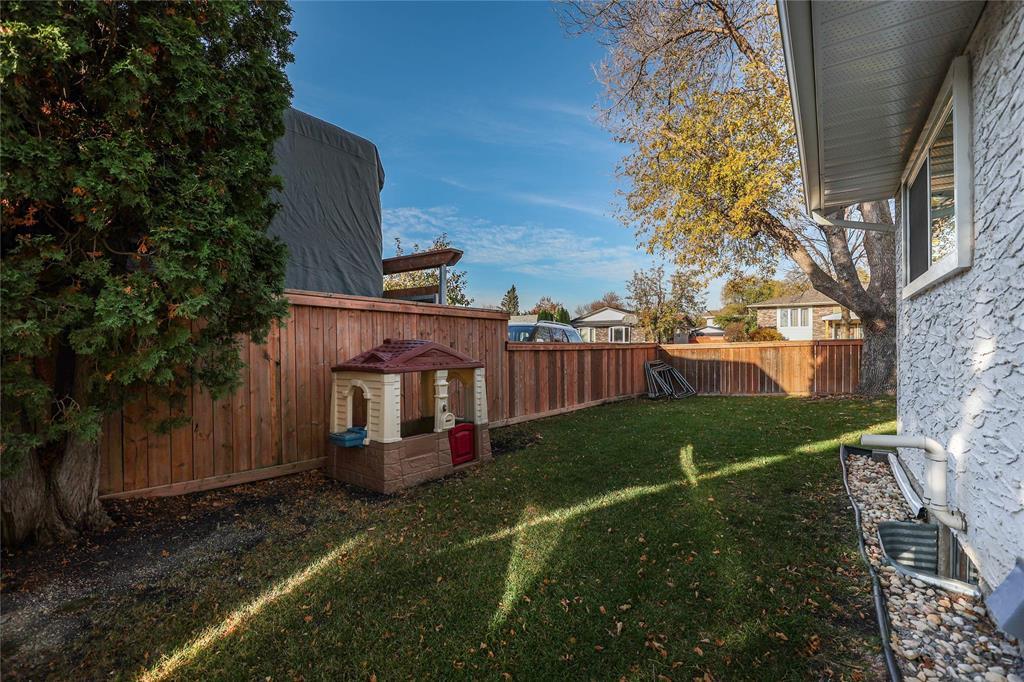54 Morningmead Walk, Winnipeg, Manitoba  R2G 2E9 - Photo 33 - 202625897