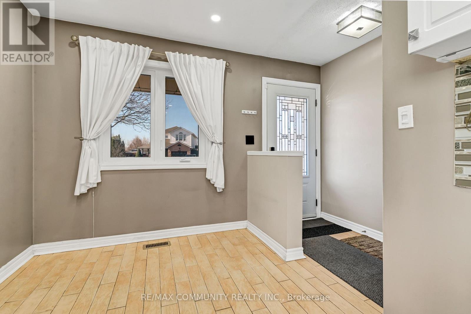 1376 Trowbridge Drive, Oshawa, Ontario  L1G 7R7 - Photo 3 - E14115366