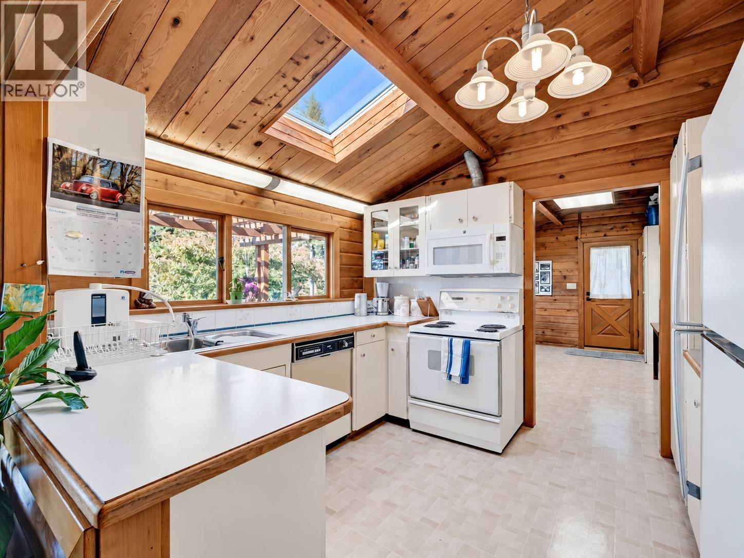5229 Yacht Road, Sechelt, British Columbia  V7Z 0C1 - Photo 14 - R3178068