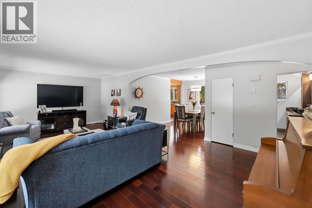 6 College Park Close