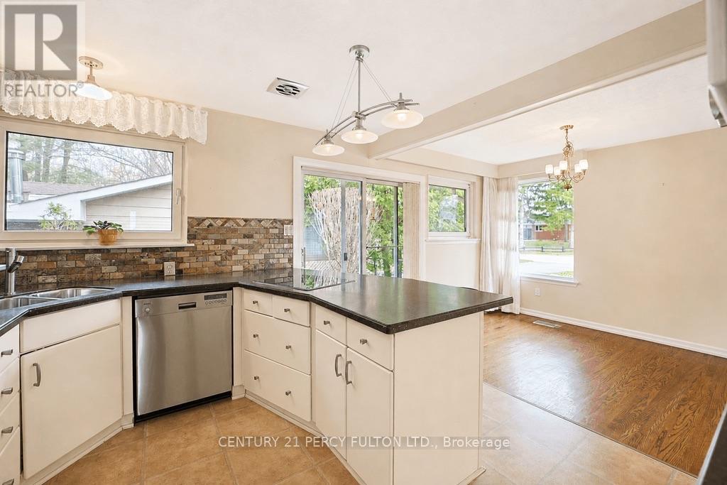 1386 Forest Glade Road, Oakville, Ontario  L6H 2G3 - Photo 7 - W14032240