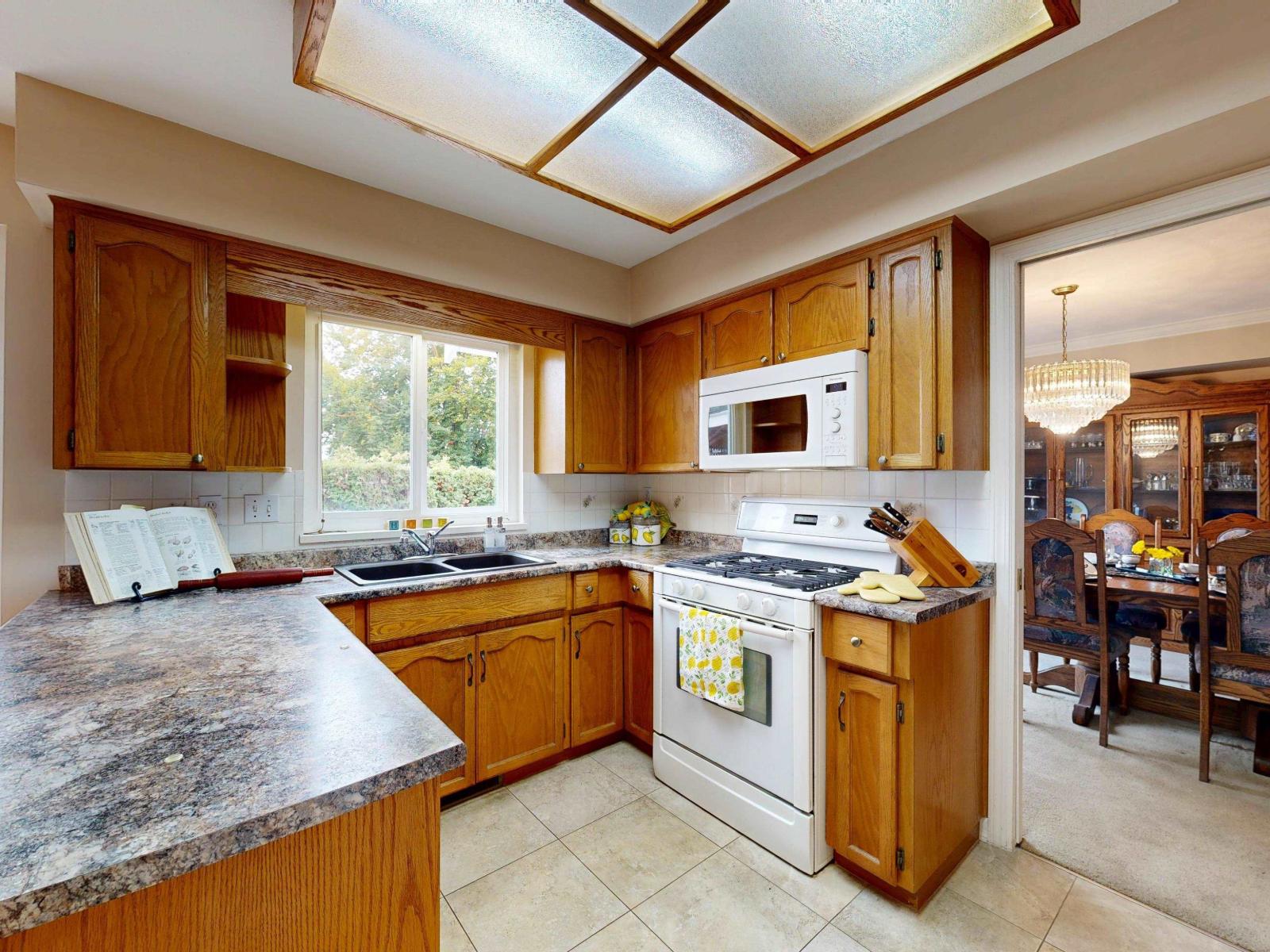 18280 55b Avenue, Surrey, British Columbia  V3S 7Z2 - Photo 7 - R3178134