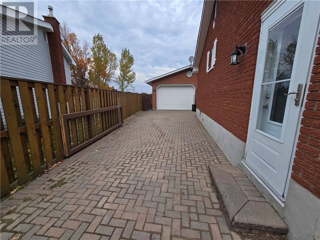 132 Maplewood Crescent, Garson, Ontario  P3L 1G9 - Photo 4 - 2131095