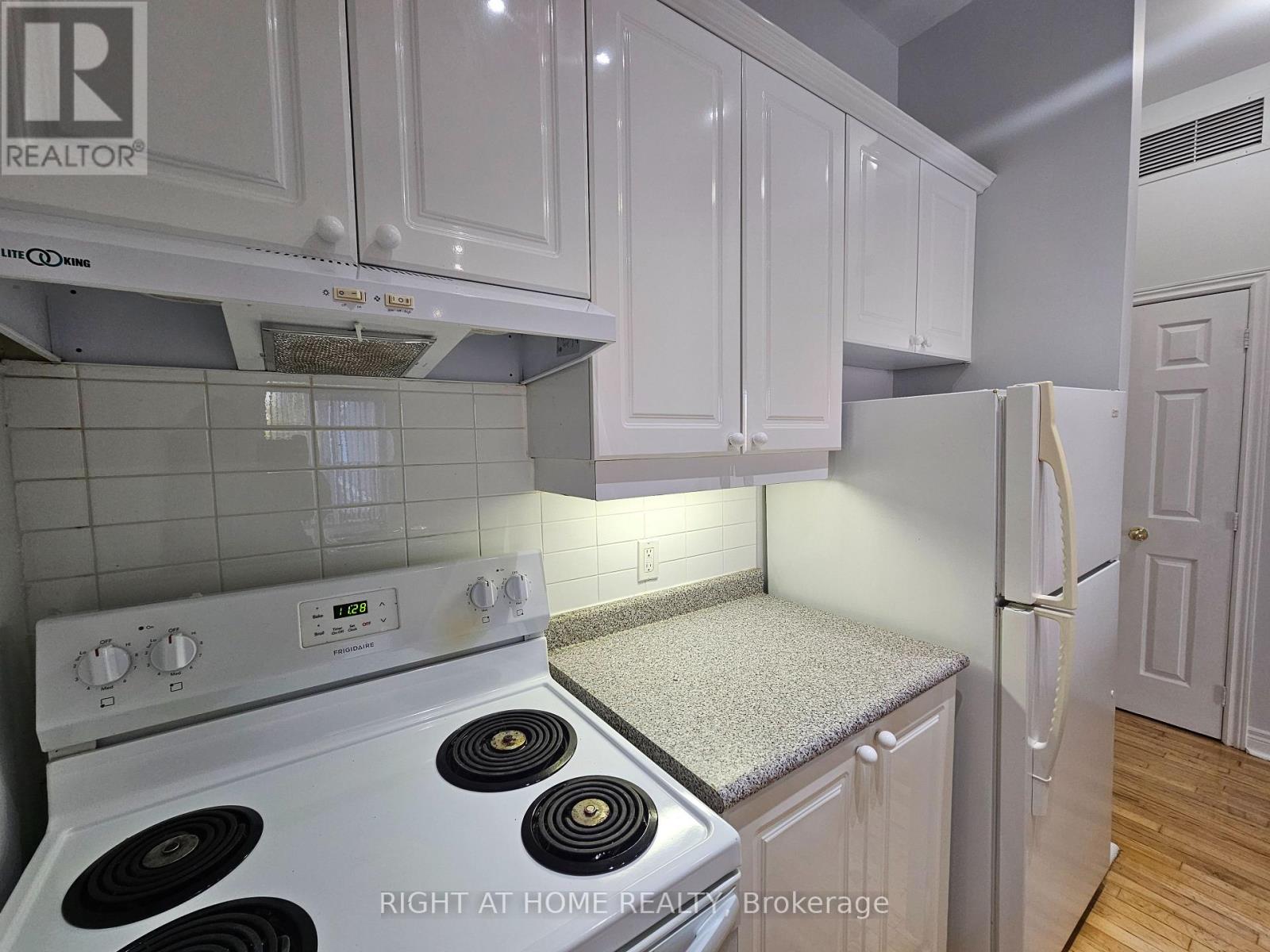 207 - 524 Yonge Street, Toronto, Ontario  M4Y 1X9 - Photo 4 - C14115610