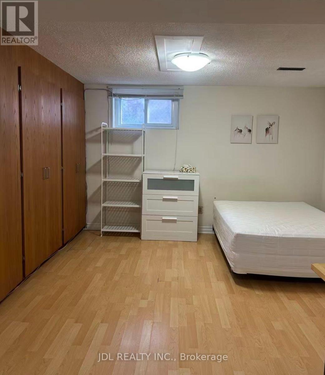 Two Bedrooms Lower - 64 Charlton Blvd Boulevard, Toronto, Ontario  M2M 1B9 - Photo 2 - C14115684