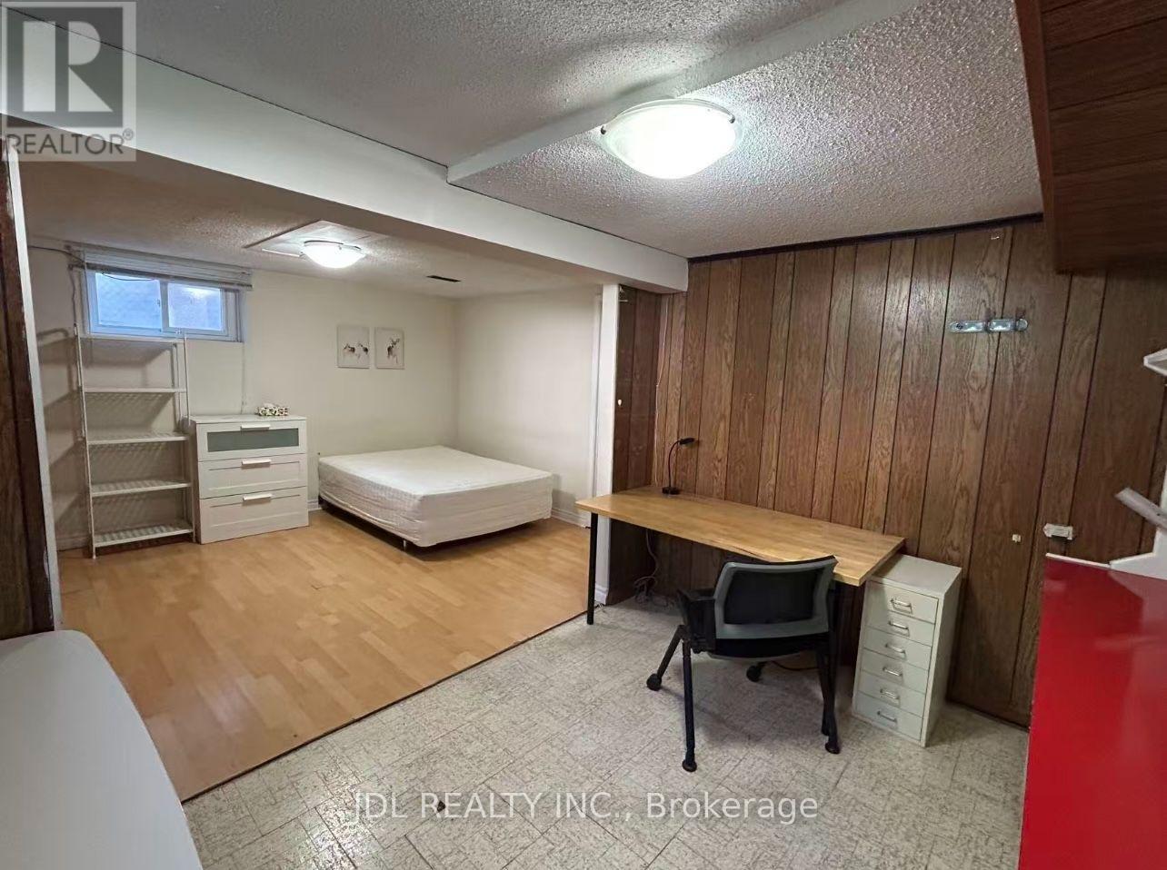 Two Bedrooms Lower - 64 Charlton Blvd Boulevard, Toronto, Ontario  M2M 1B9 - Photo 3 - C14115684