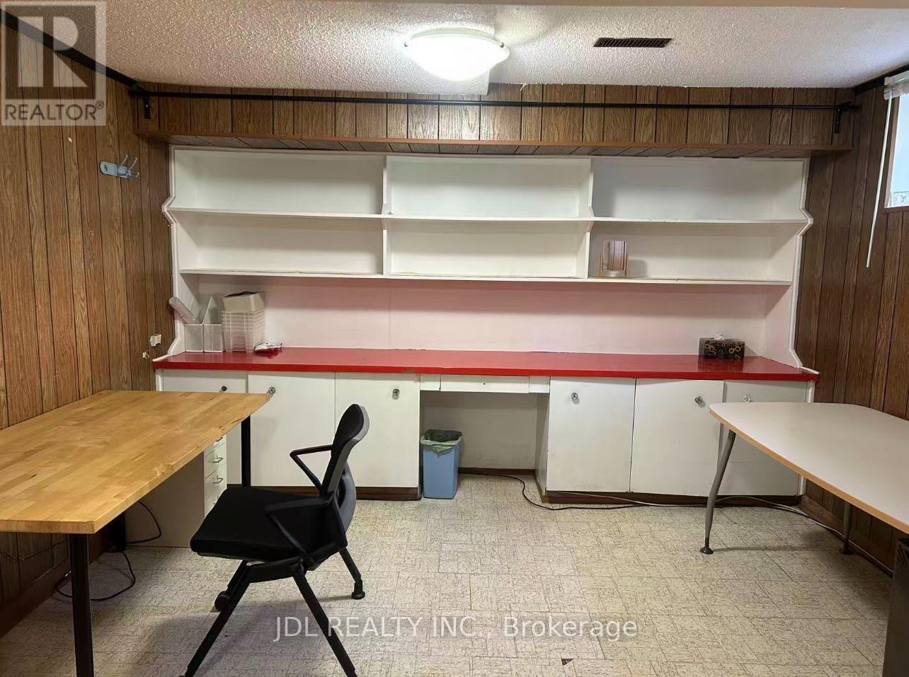 Two Bedrooms Lower - 64 Charlton Blvd Boulevard, Toronto, Ontario  M2M 1B9 - Photo 4 - C14115684