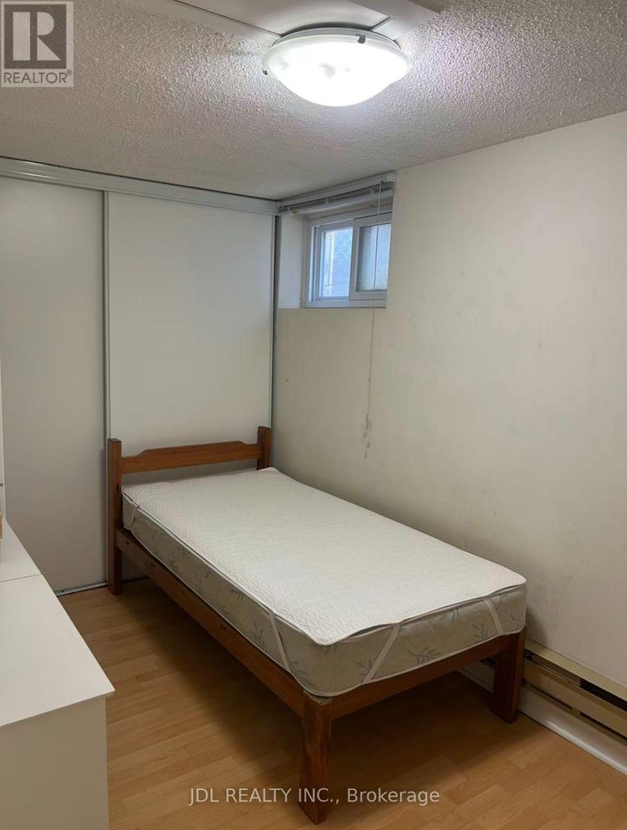 Two Bedrooms Lower - 64 Charlton Blvd Boulevard, Toronto, Ontario  M2M 1B9 - Photo 5 - C14115684