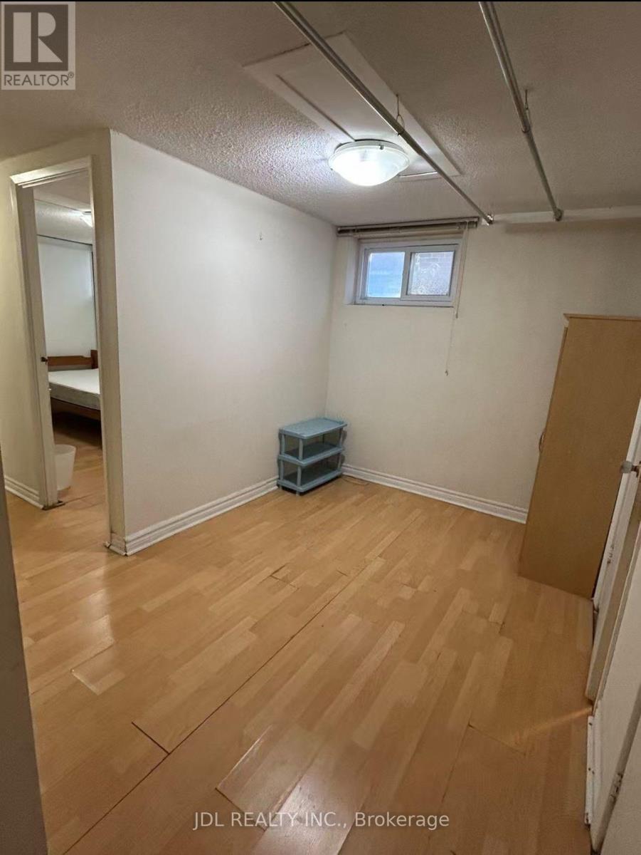 Two Bedrooms Lower - 64 Charlton Blvd Boulevard, Toronto, Ontario  M2M 1B9 - Photo 6 - C14115684