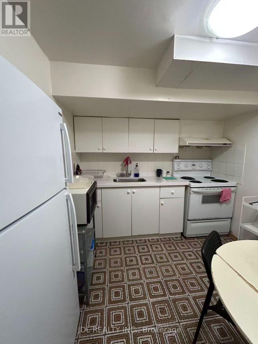 Two Bedrooms Lower - 64 Charlton Blvd Boulevard, Toronto, Ontario  M2M 1B9 - Photo 7 - C14115684