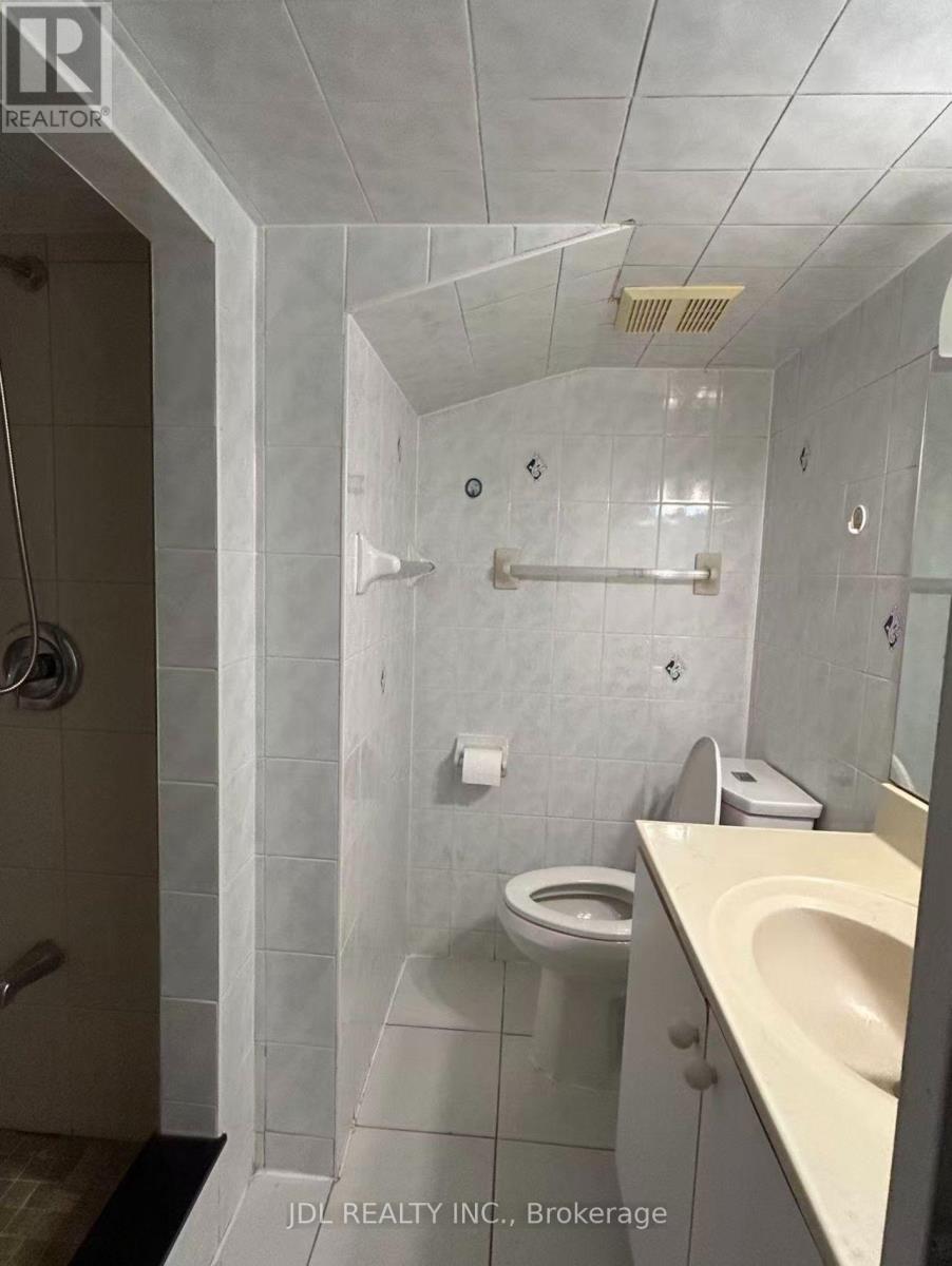 Two Bedrooms Lower - 64 Charlton Blvd Boulevard, Toronto, Ontario  M2M 1B9 - Photo 8 - C14115684