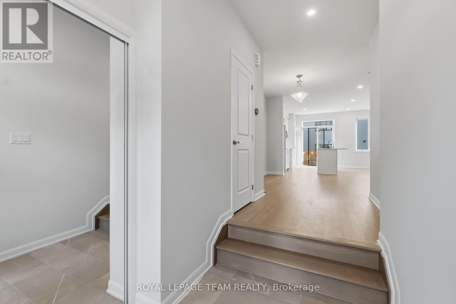 831 Fairline Row, Ottawa, Ontario  K2V 0V8 - Photo 3 - X12854668
